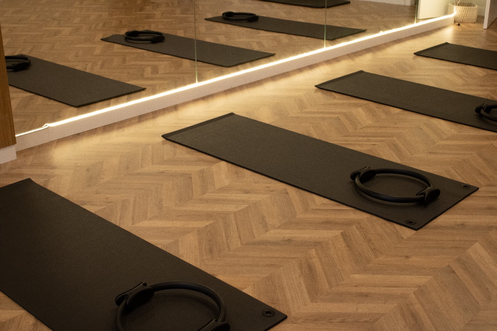 Esterillas con aros de pilates sobre el suelo de madera de Cresport