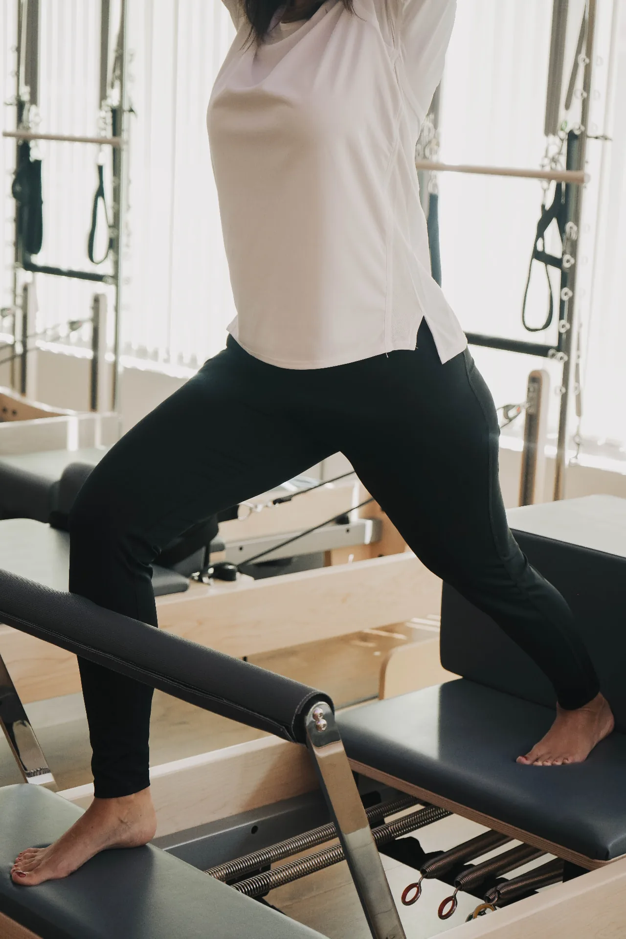 Persona realizando un ejercicio de Pilates Reformer en Cresport